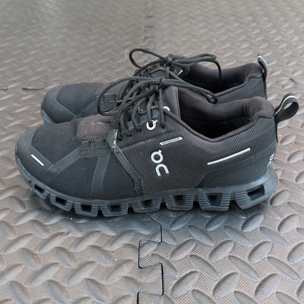 ON Cloud Waterproof Women’s Running Shoes Size W 8 - Picture 5 of 11